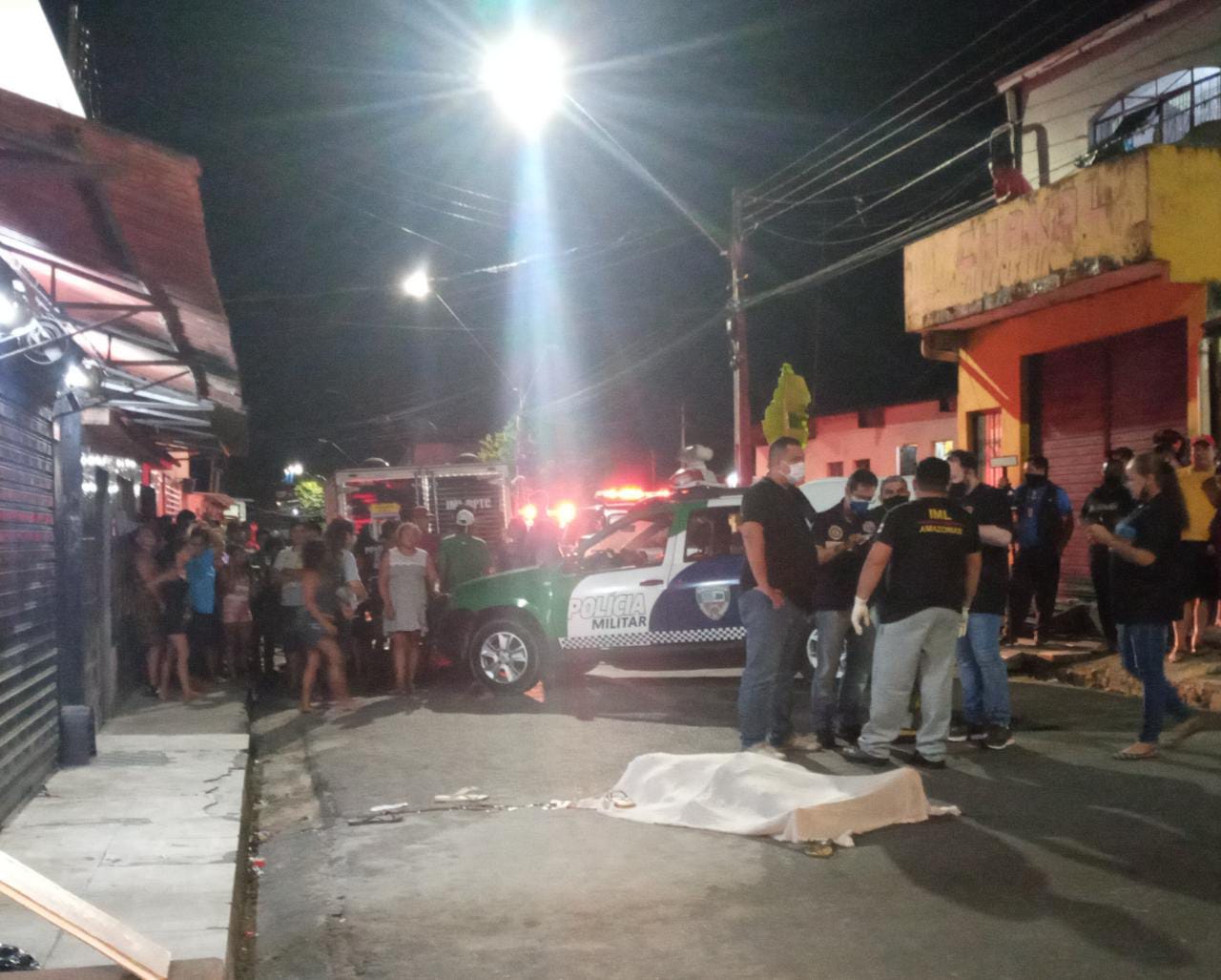 Troca de tiros termina com adolescente morto e três baleados no Novo Aleixo