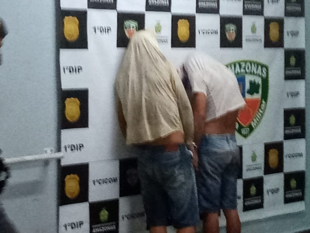 Criminosos simulam arma com dedo e apanham da população em Manaus