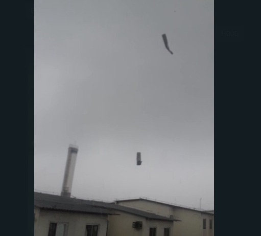 Vídeo: Telhados voam durante vendaval em Manaus