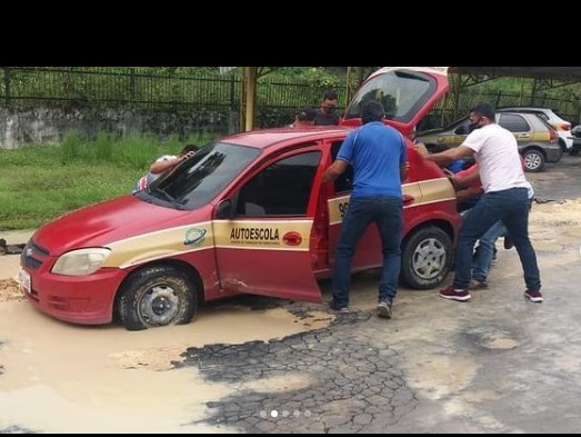 Carro fica atolado em cratera no complexo de treinamento do Detran-AM