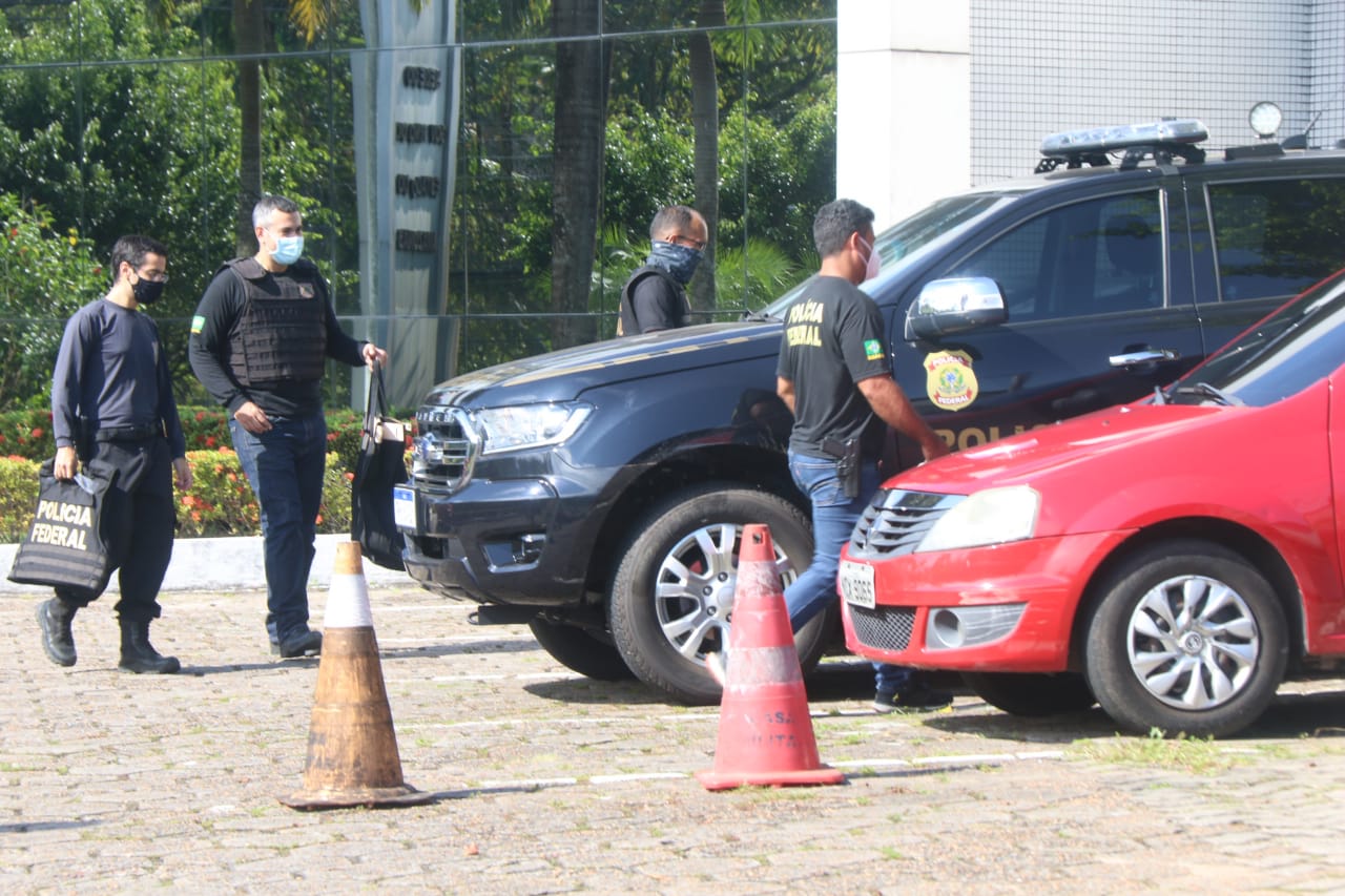 PF deixa casa de Wilson Lima e sede do Governo com malotes após 3h de busca