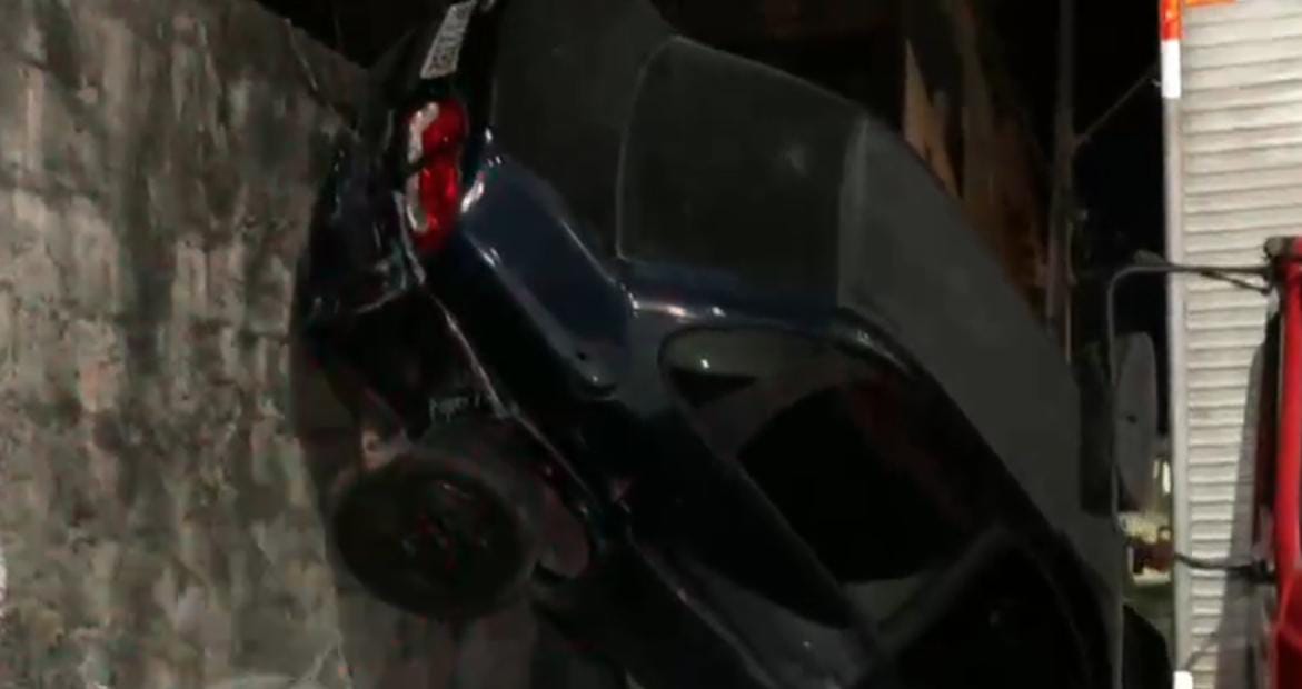 Caminhão desgovernado arrasta três carros em acidente em Manaus