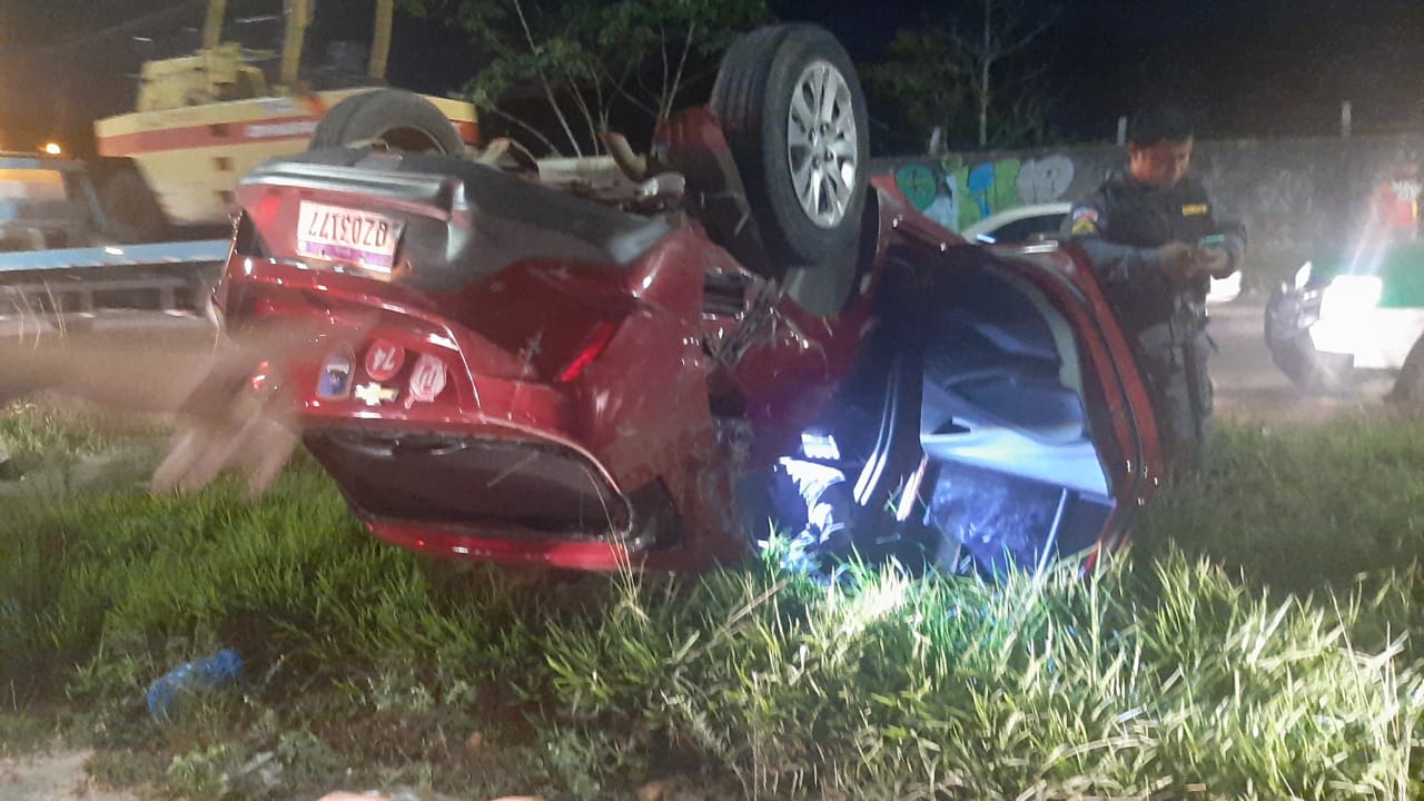 Após perseguição e troca de tiros, adolescentes em fuga capotam carro em Manaus