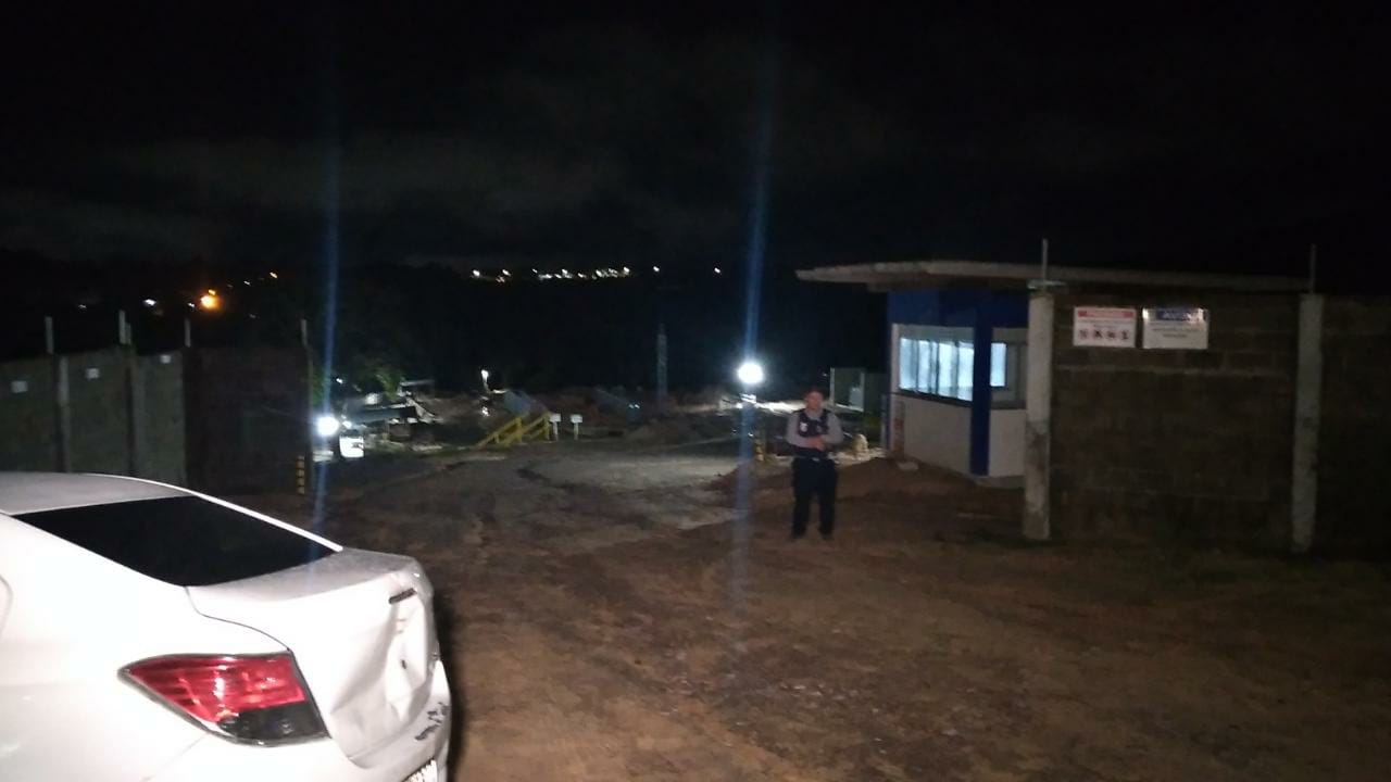 Barro desliza sobre funcionário durante obra em Manaus