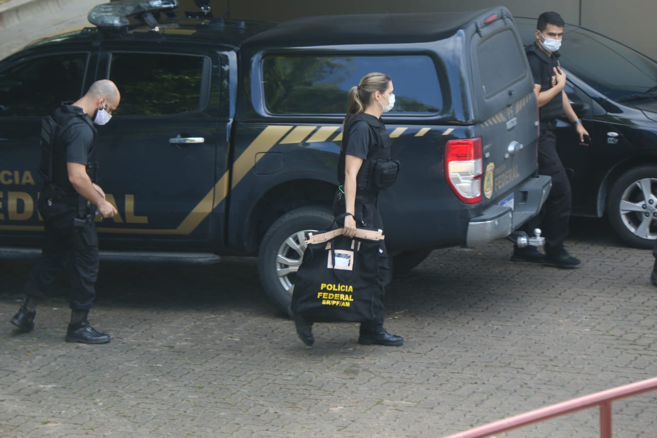 PF entrega documentos apreendidos com alvos da operação em Manaus