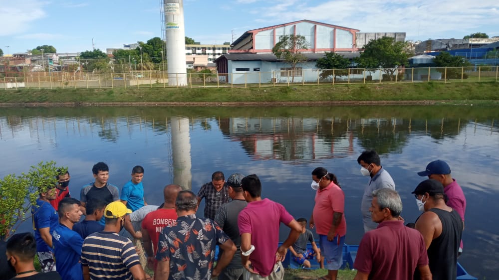 Moradores se unem aos bombeiros na busca ao adolescente desaparecido em Manaus
