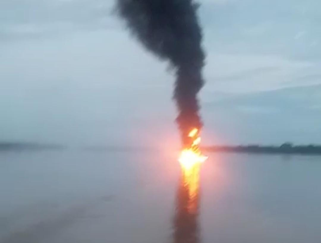 Colisão entre embarcações causa explosão e deixa homem queimado no Amazonas