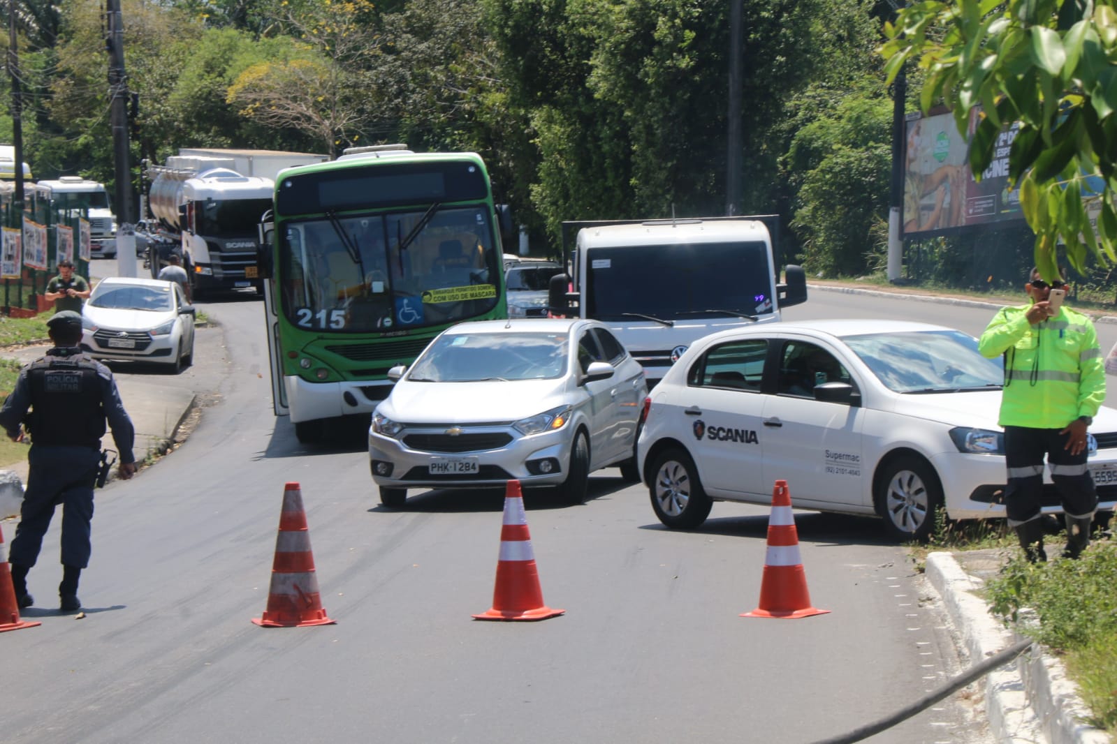 Trânsito é interditado na avenida Rodrigo Otávio após grave acidente