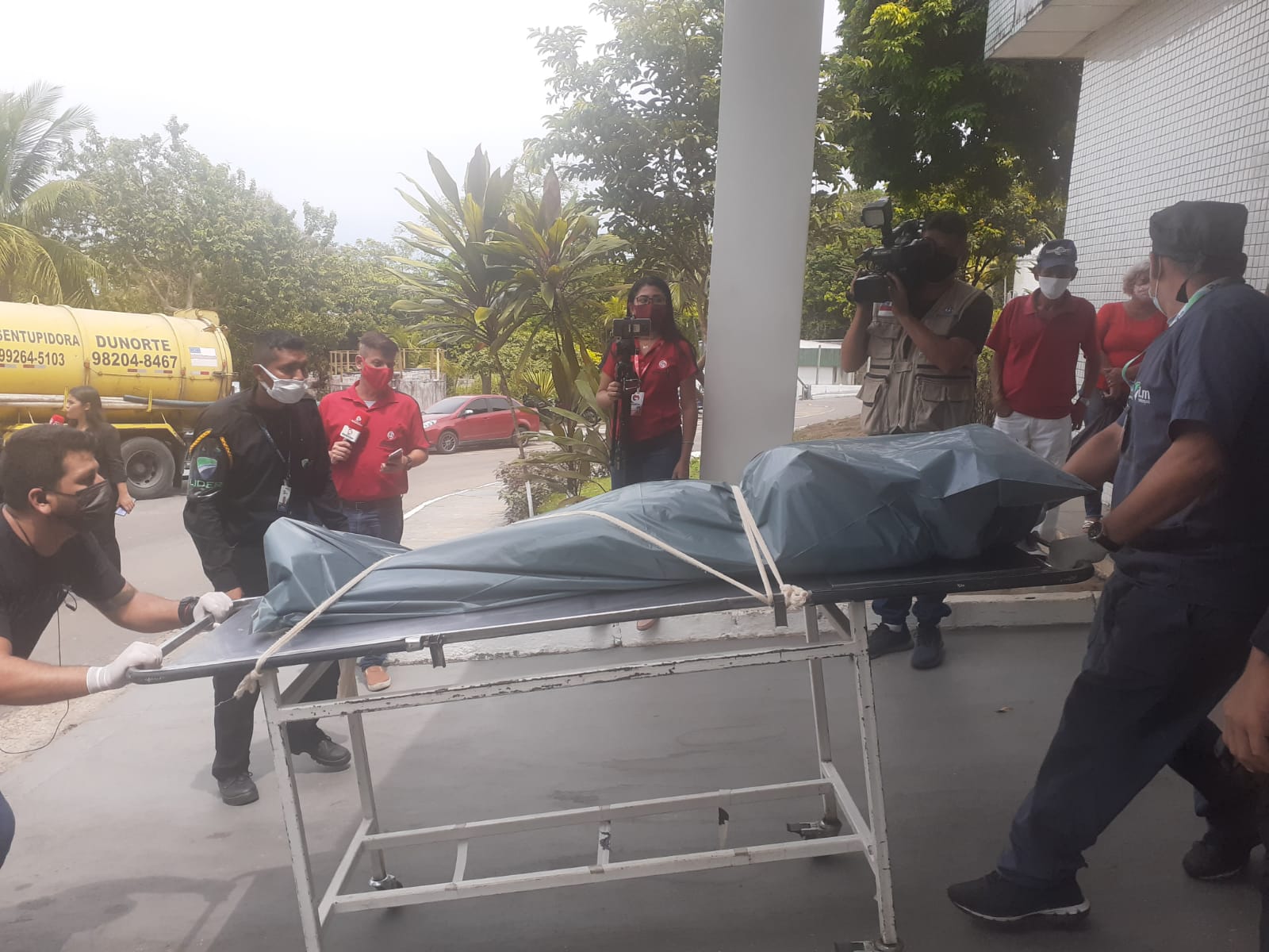 Sob escolta, corpo do cantor 'Romário Mec' do Forró de Respeito deixa hospital em Manaus