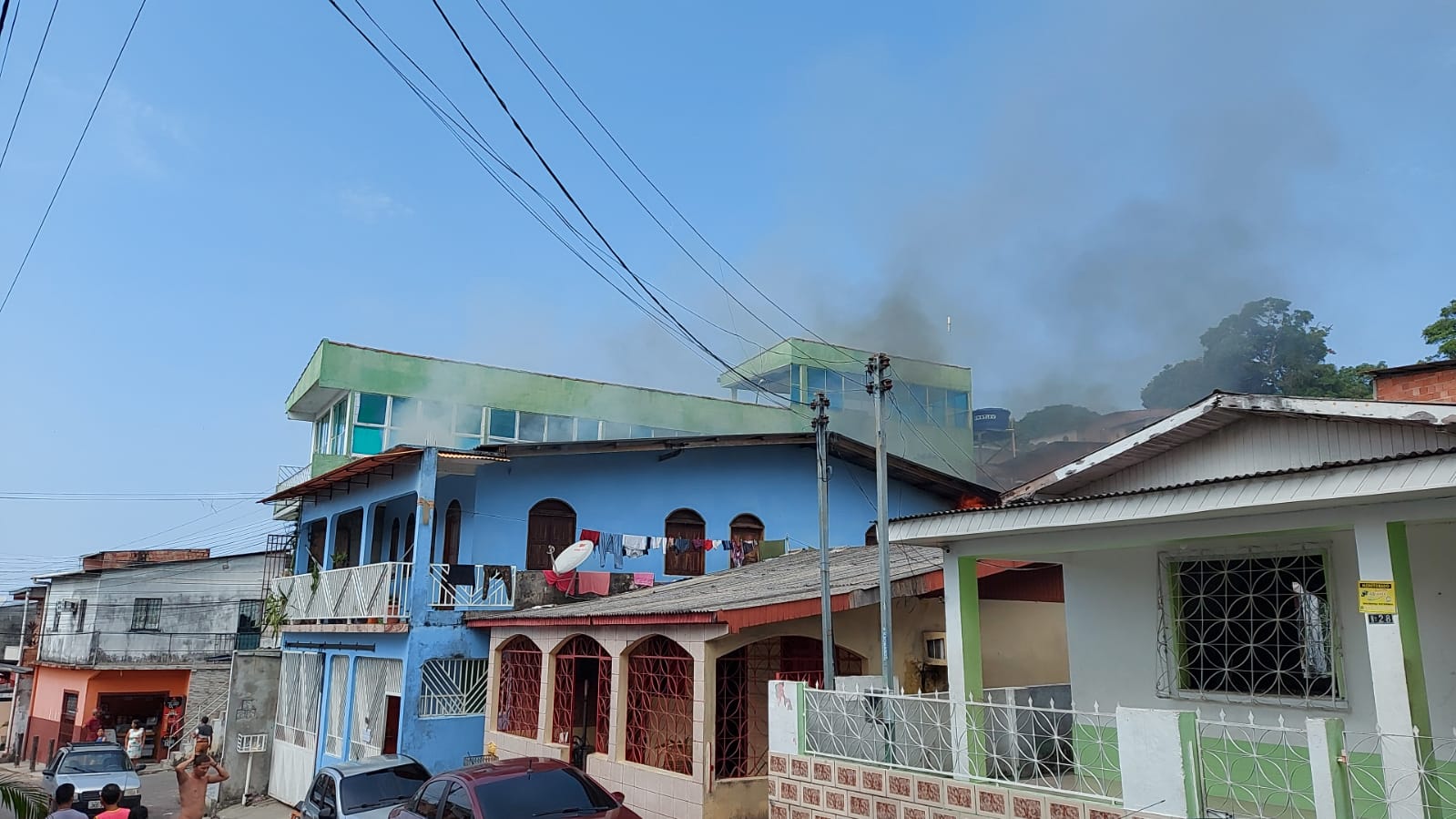 Casa em chamas desespera moradores em Manaus; Veja vídeos