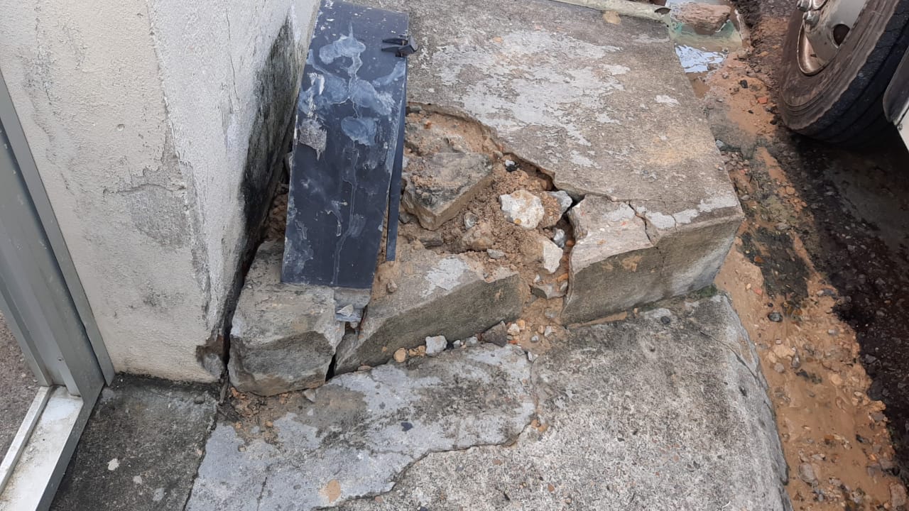 Moradores da zona Leste reclamam de calçadas quebradas em serviço da Águas de Manaus