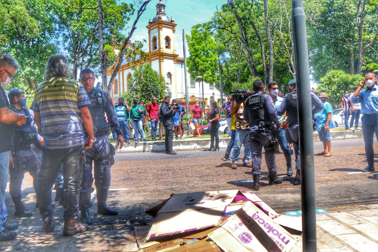 Homem é perseguido e executado a tiros na frente de populares no Centro de Manaus