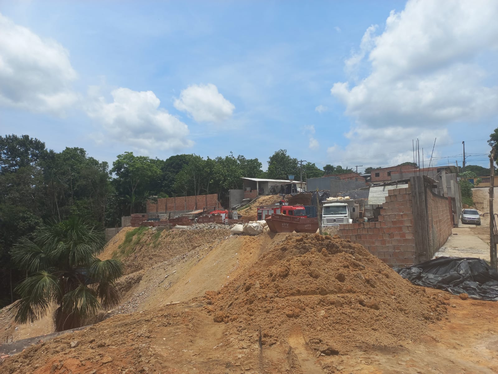 Barranco desliza e uma pessoa é soterrada em Manaus; outra ficou ferida