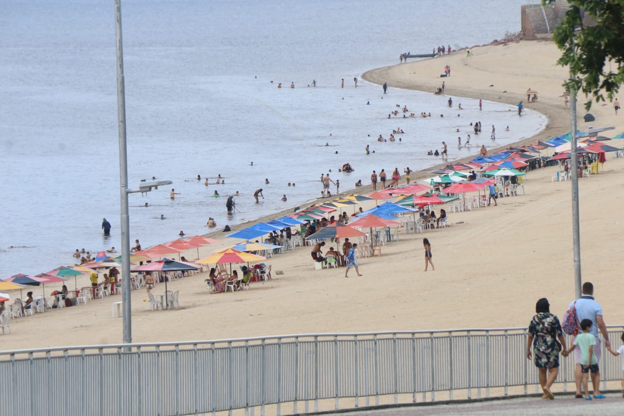 Banhistas movimentam praia da Ponta Negra em véspera de feriado em Manaus