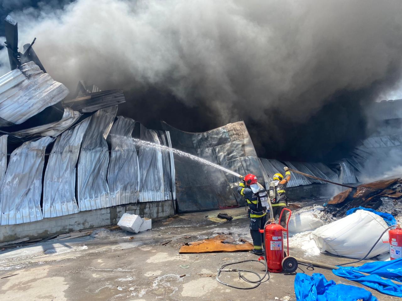 Incêndio em fábrica de isopor é controlado no Distrito Industrial em Manaus