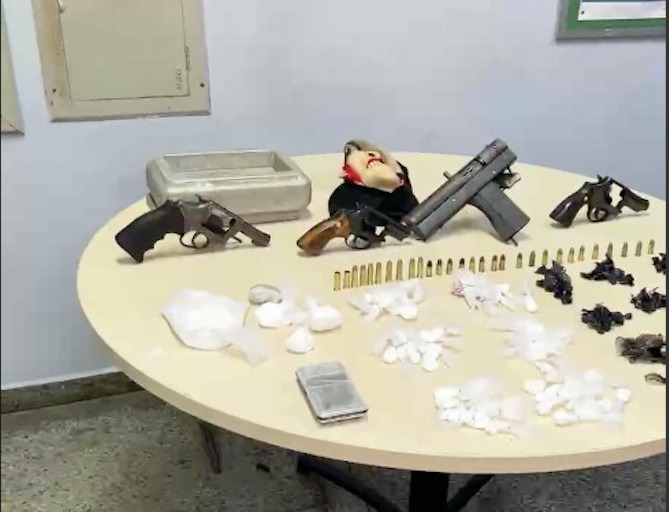 Polícia 'estoura' boca de fumo e prende membro do CV com submetralhadora em Manaus