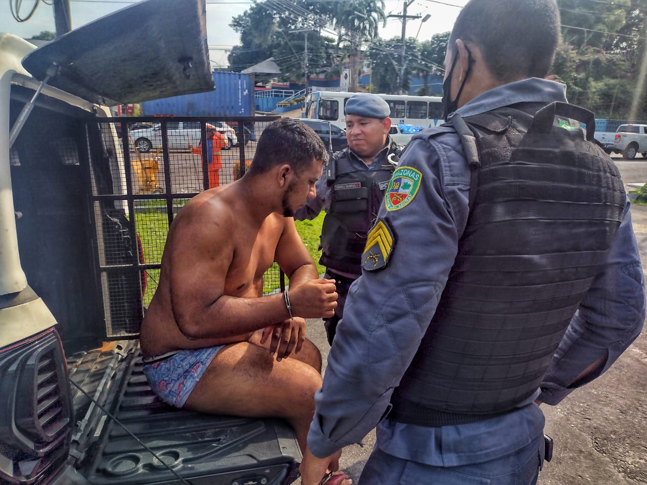 Homem é preso suspeito de jogar esposa do 2° andar de casa em Manaus