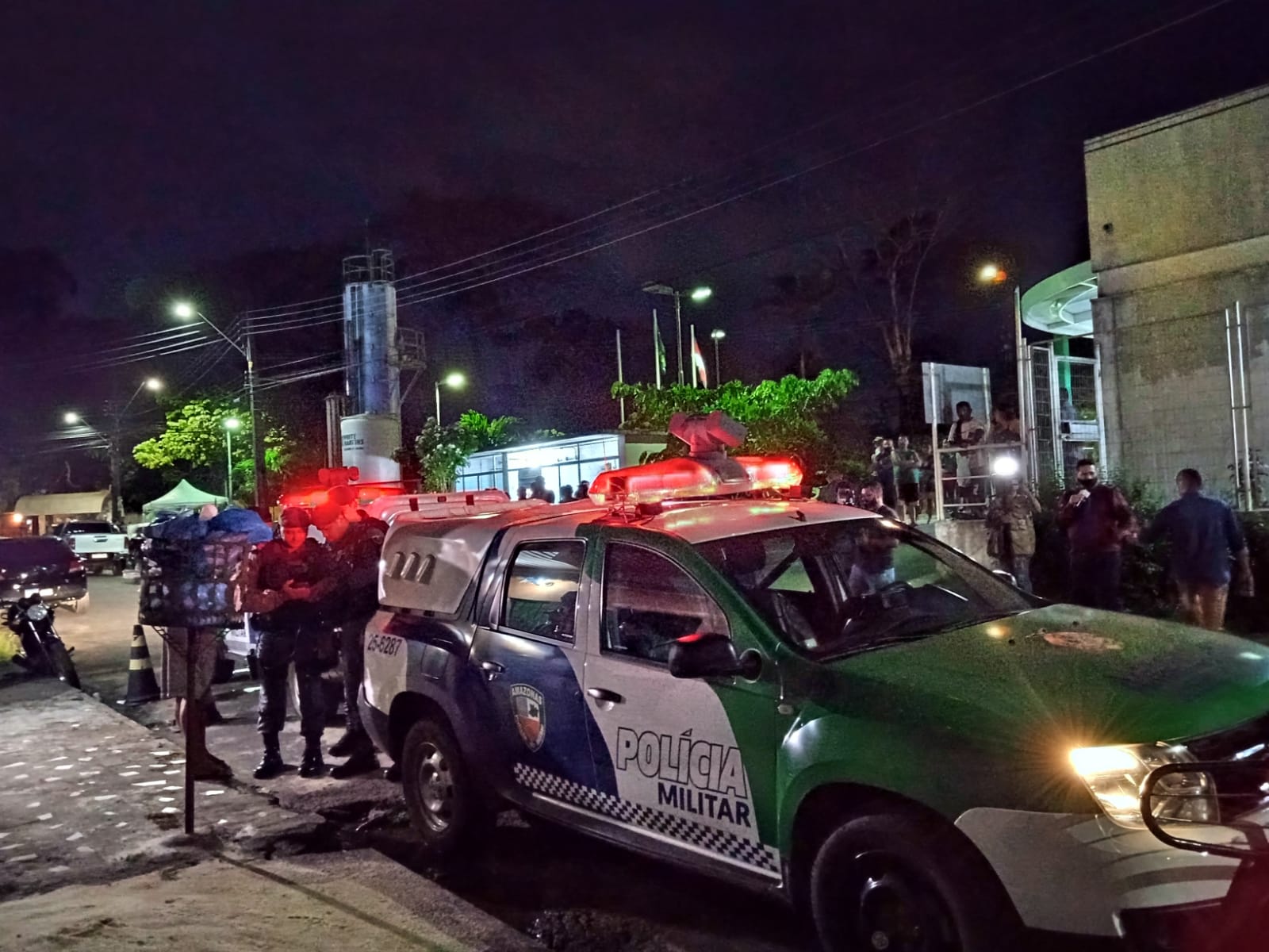 Homem é morto a tiros e amigo é baleado por dupla em moto em Manaus