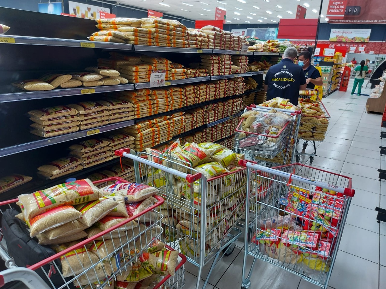 Mais de meia tonelada de alimentos vencidos é apreendida em mercado de Manaus