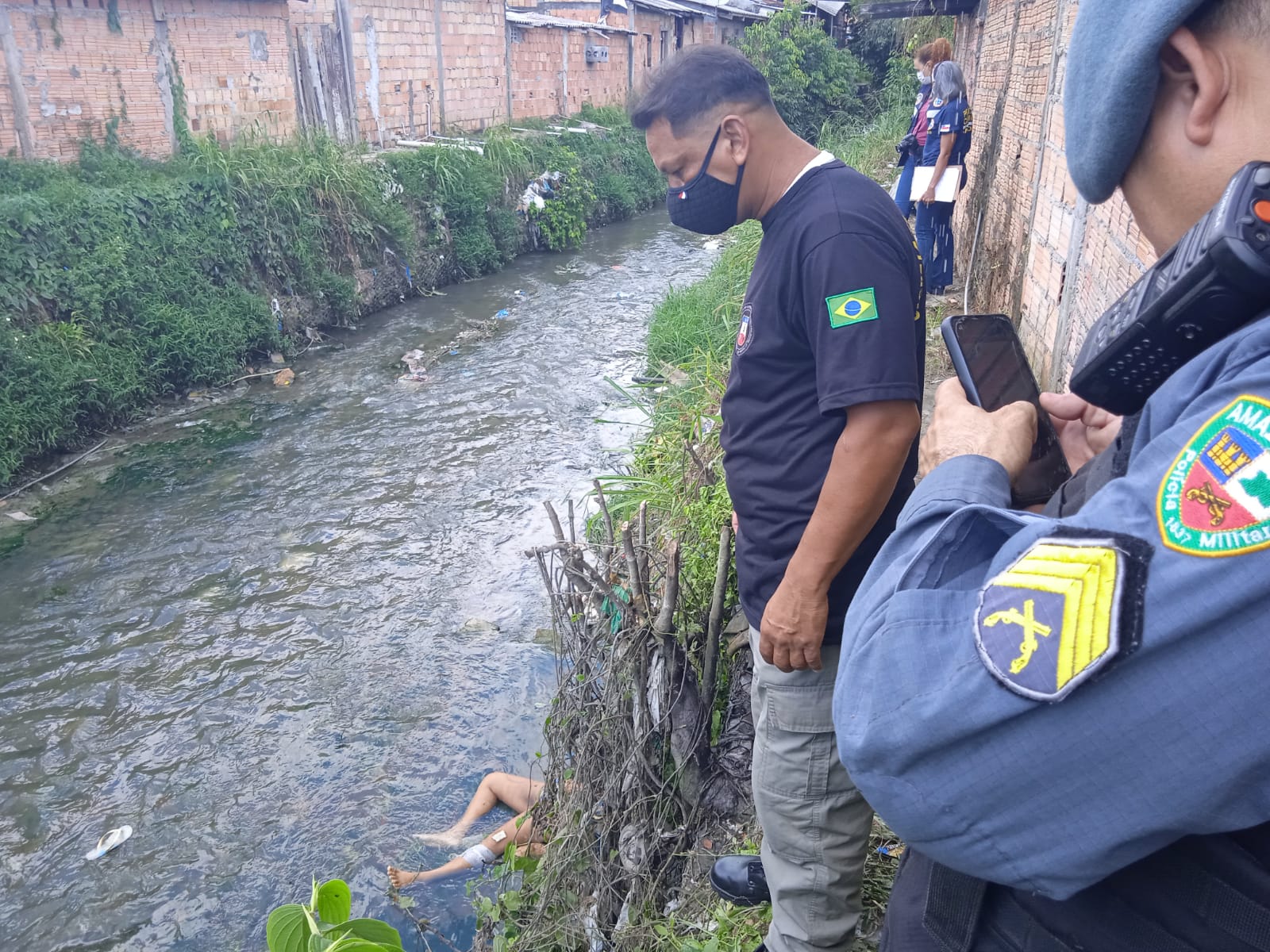 Jovem encontrada em rip-rap teve rosto desfigurado a facadas em Manaus