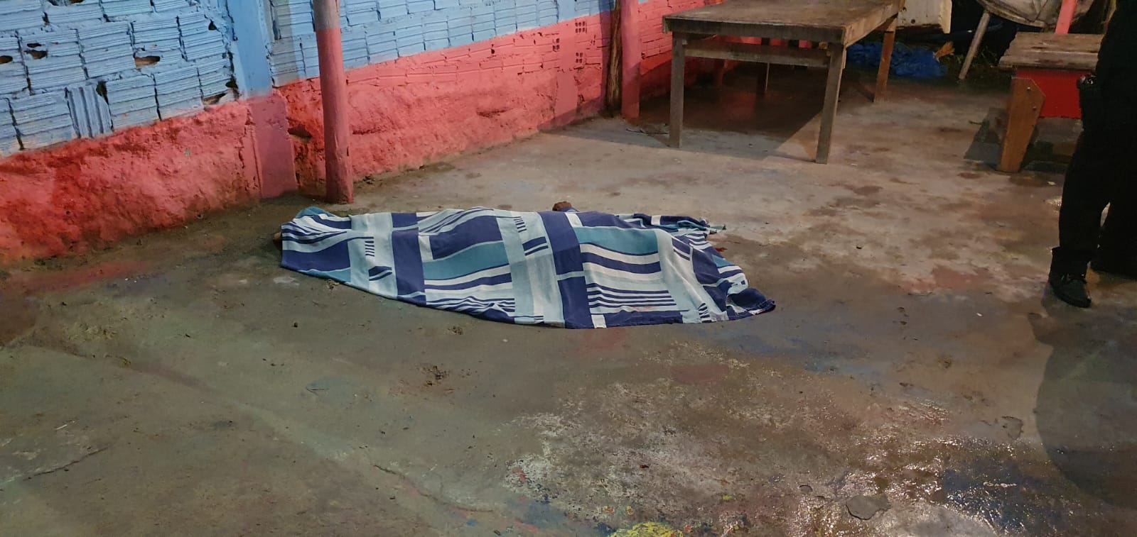 Homem é morto e mulher fica agonizando durante tiroteio em bar de Manaus