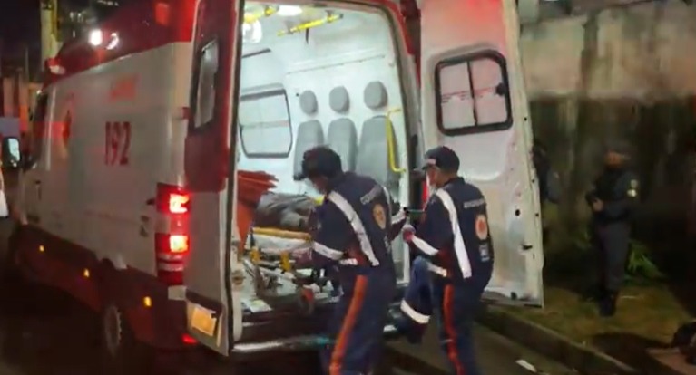 Suposto assaltante quase morre após ser espancado por populares em Manaus