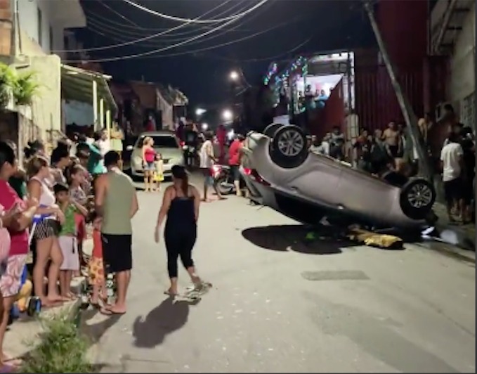 Carro capota e atinge pai e criança, de 6 anos, em grave acidente em Manaus