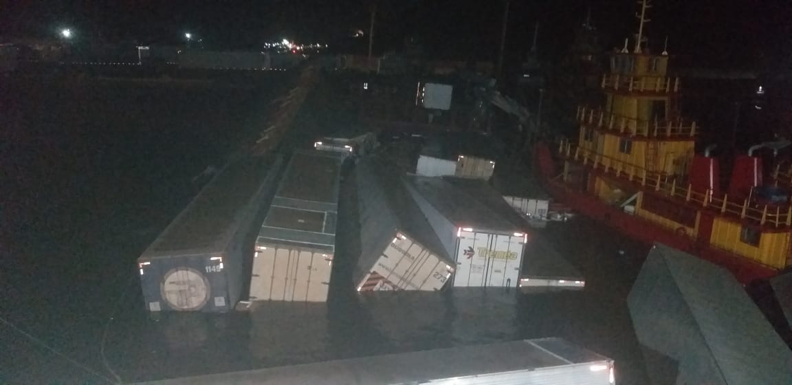 Balsa afunda com contêineres cheios de TVs 4K em Manaus; Ipaam apura acidente