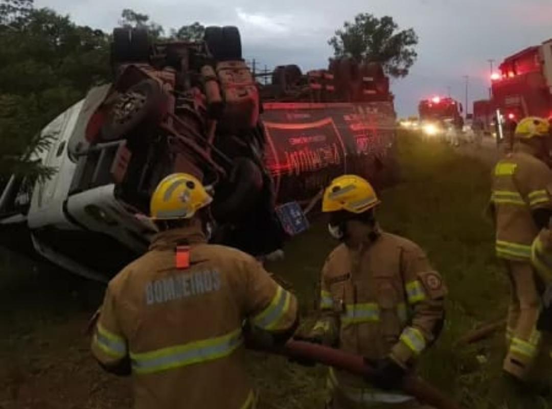 PMs são atacados a pedradas ao tentar impedir saque a caminhão de carne tombado