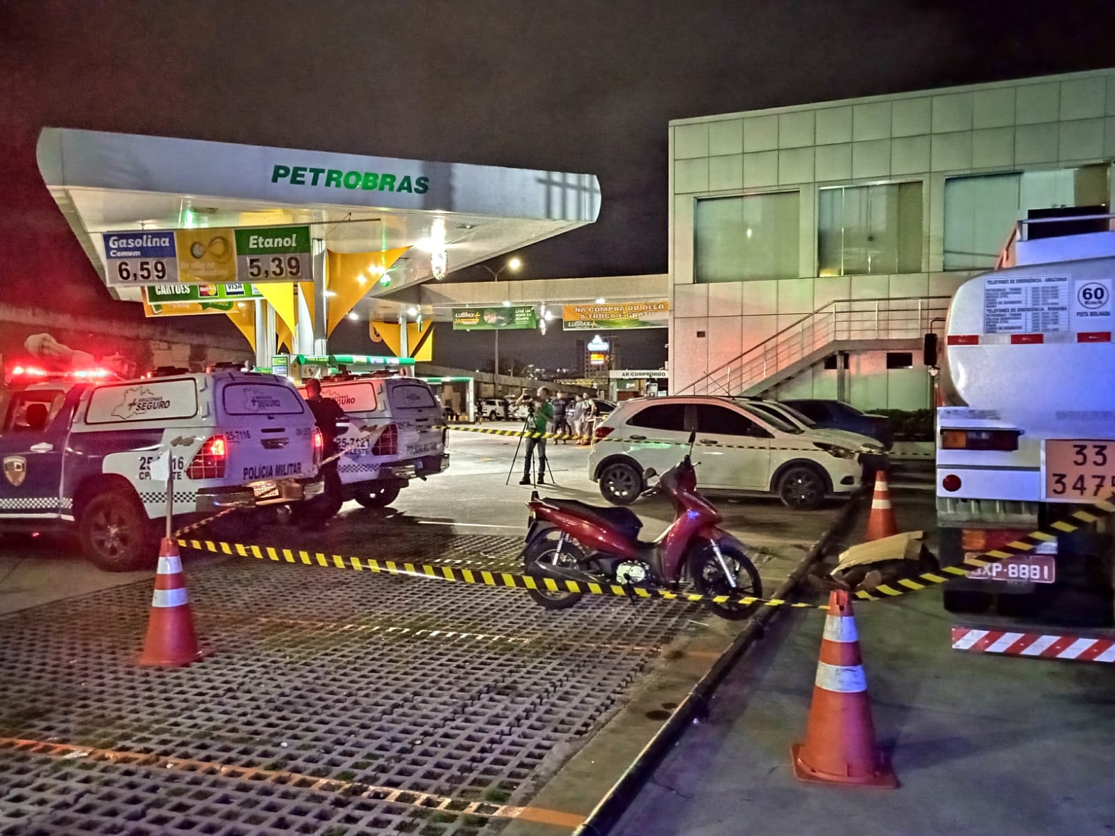 Homem é assassinado por dupla em posto de combustíveis em Manaus