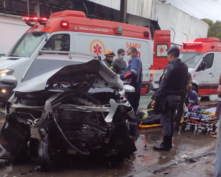 Acidente: Carros batem de frente e motorista fica ferida em Manaus; vídeo
