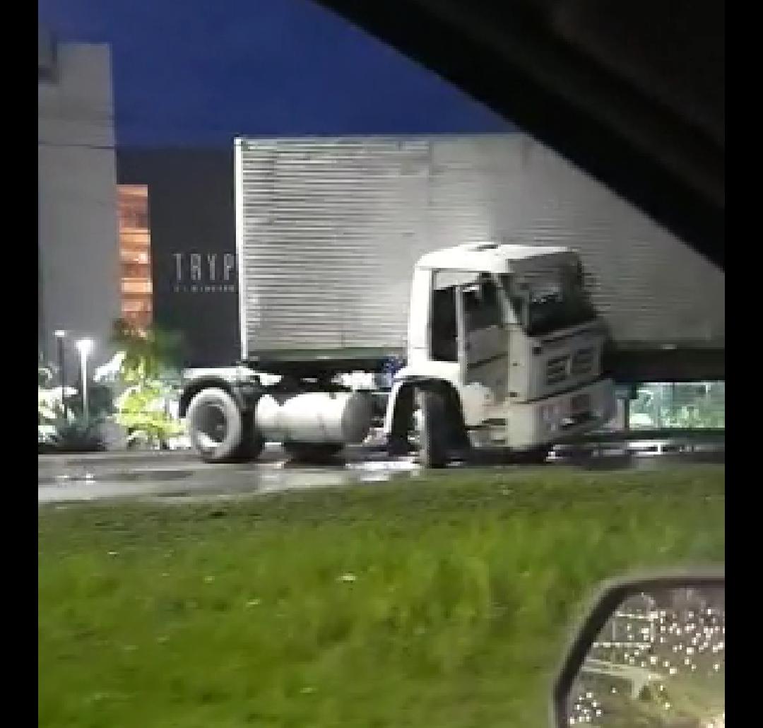 Acidente com carreta desatrelada fecha avenida de Manaus e causa engarrafamento; Vídeo