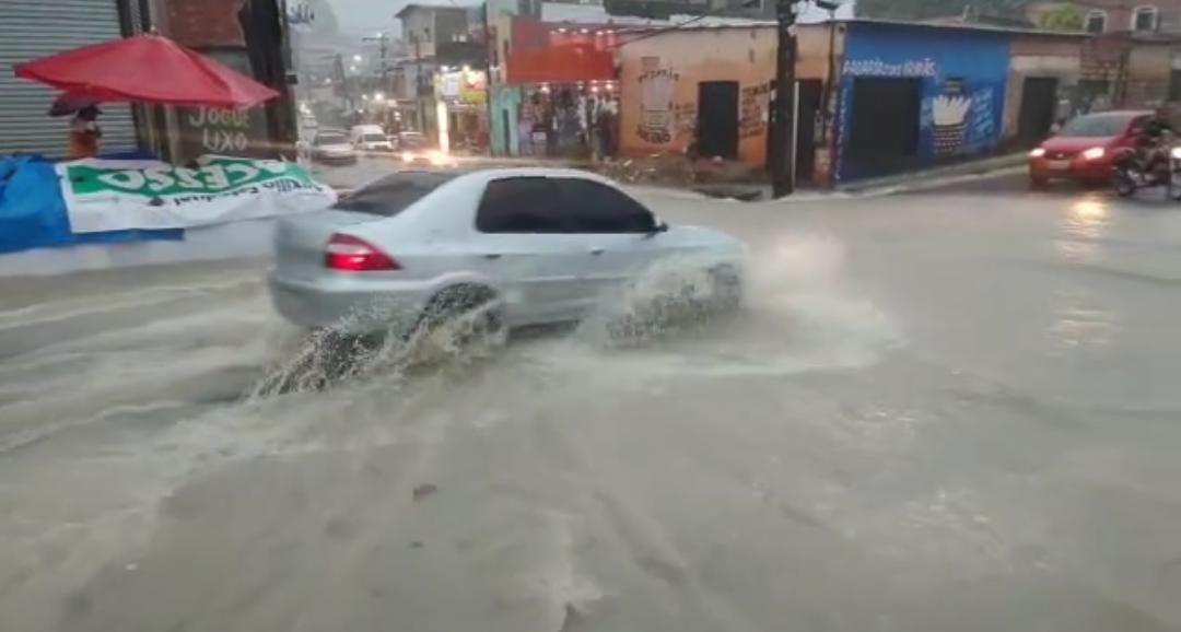 Vídeo: Na véspera de Natal, forte chuva atinge Manaus e causa alagamentos
