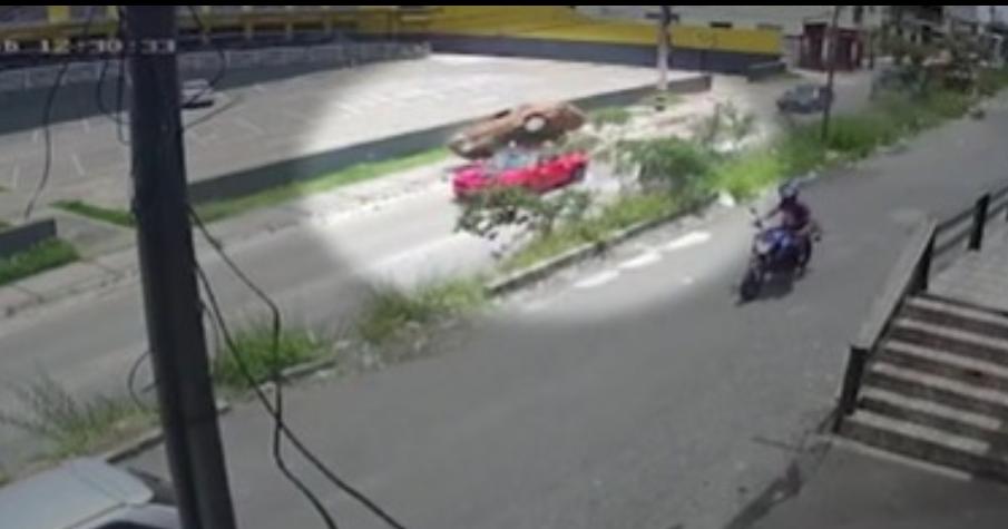 Vídeo: Motorista perde o controle e cai em cima de Camaro Vermelho e deixa 9 feridos