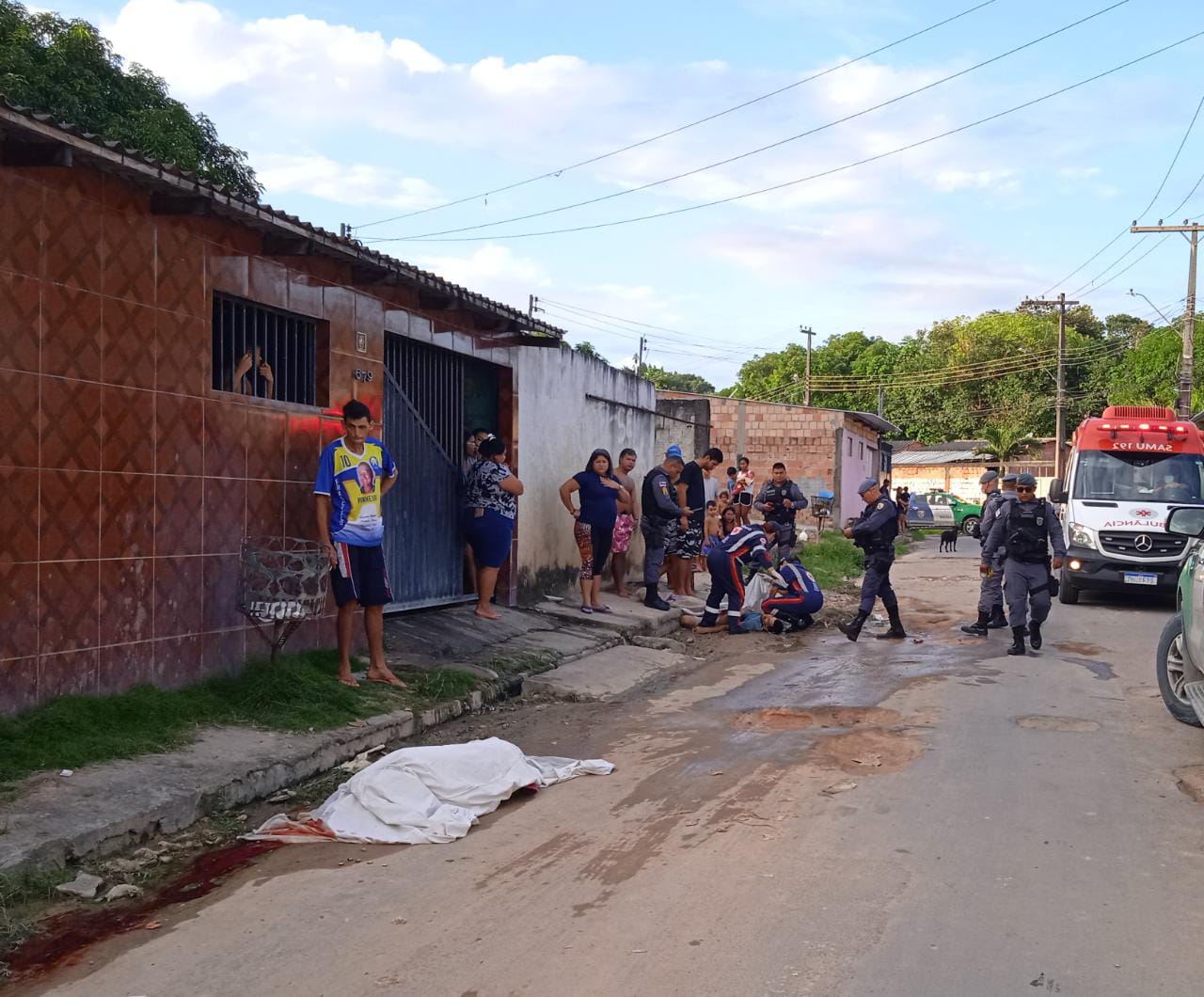 Irmãos são executados por grupo em carro na frente da própria casa em Manaus