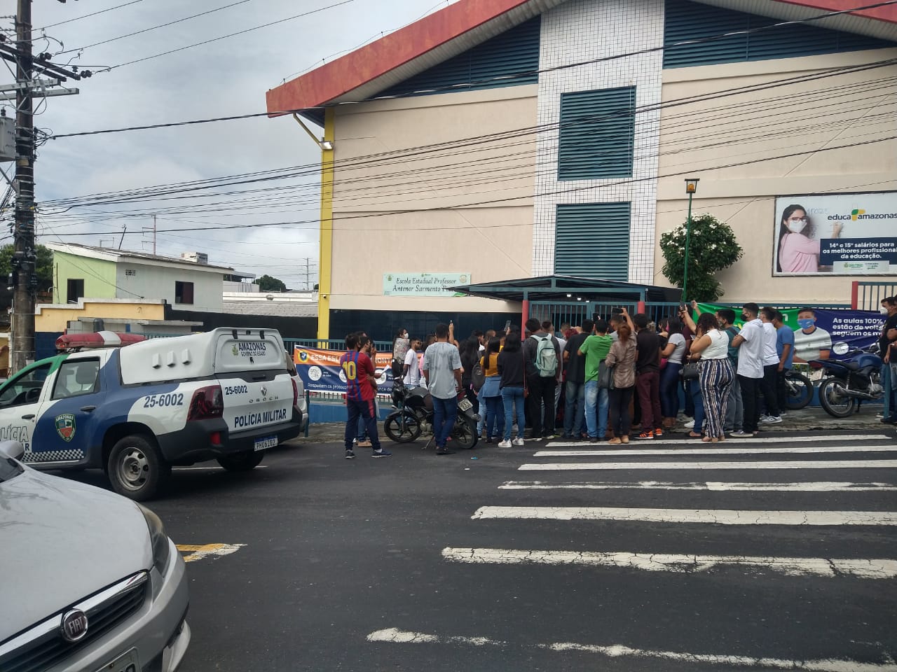 Candidatos protestam após erro no local de prova da PM em Manaus; vídeo