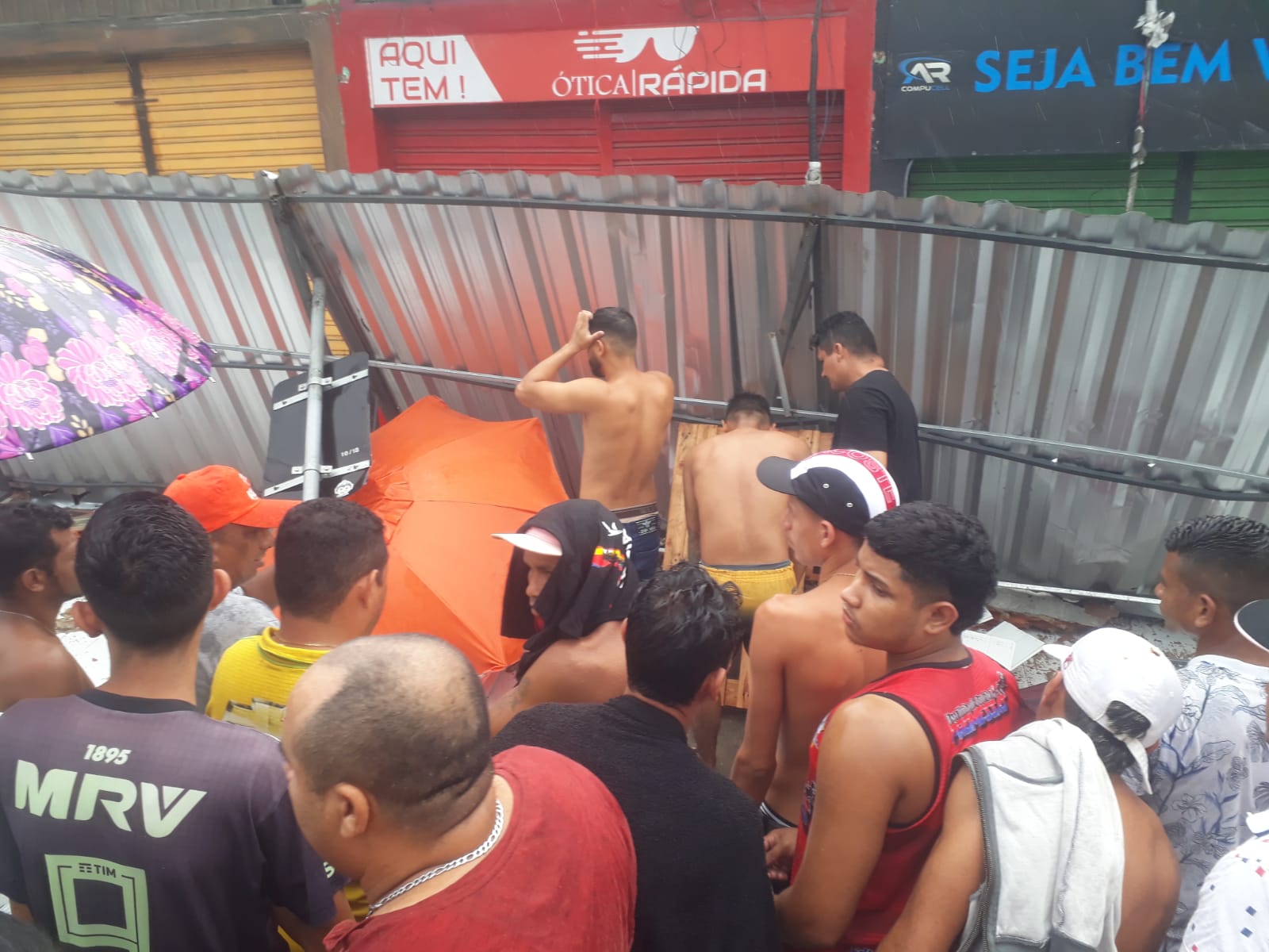Marquise despenca durante chuva e mata criança em avenida de Manaus