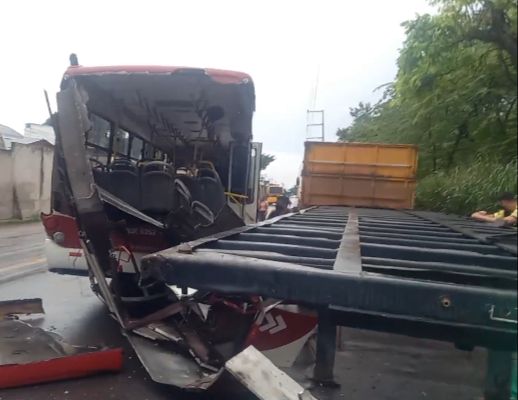 Ônibus fica destruído após perder o controle e bater em carreta em Manaus