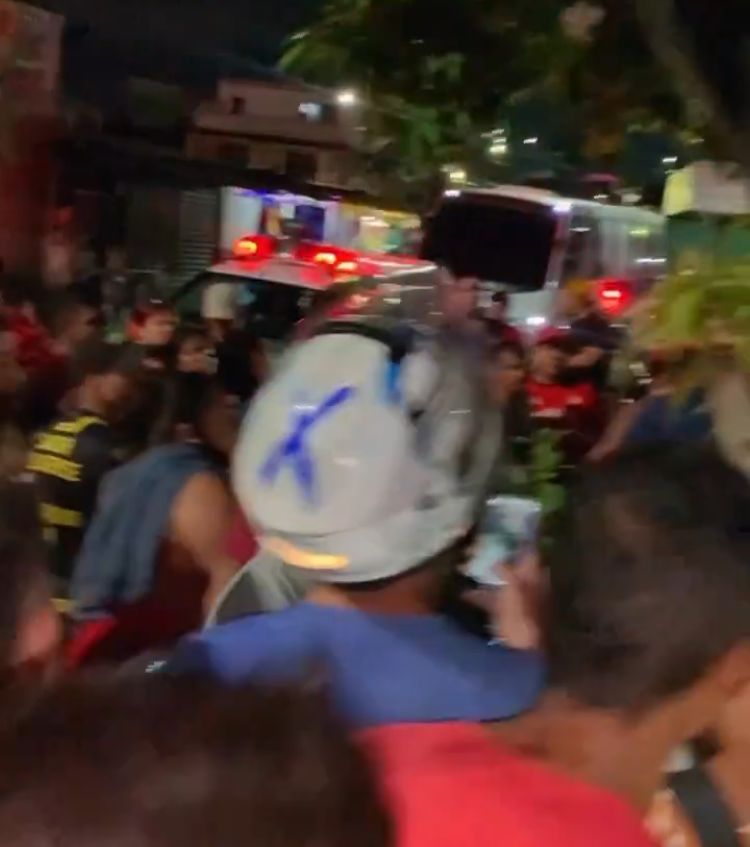 Moradores se unem para capturar assaltante escondido em igarapé de Manaus 