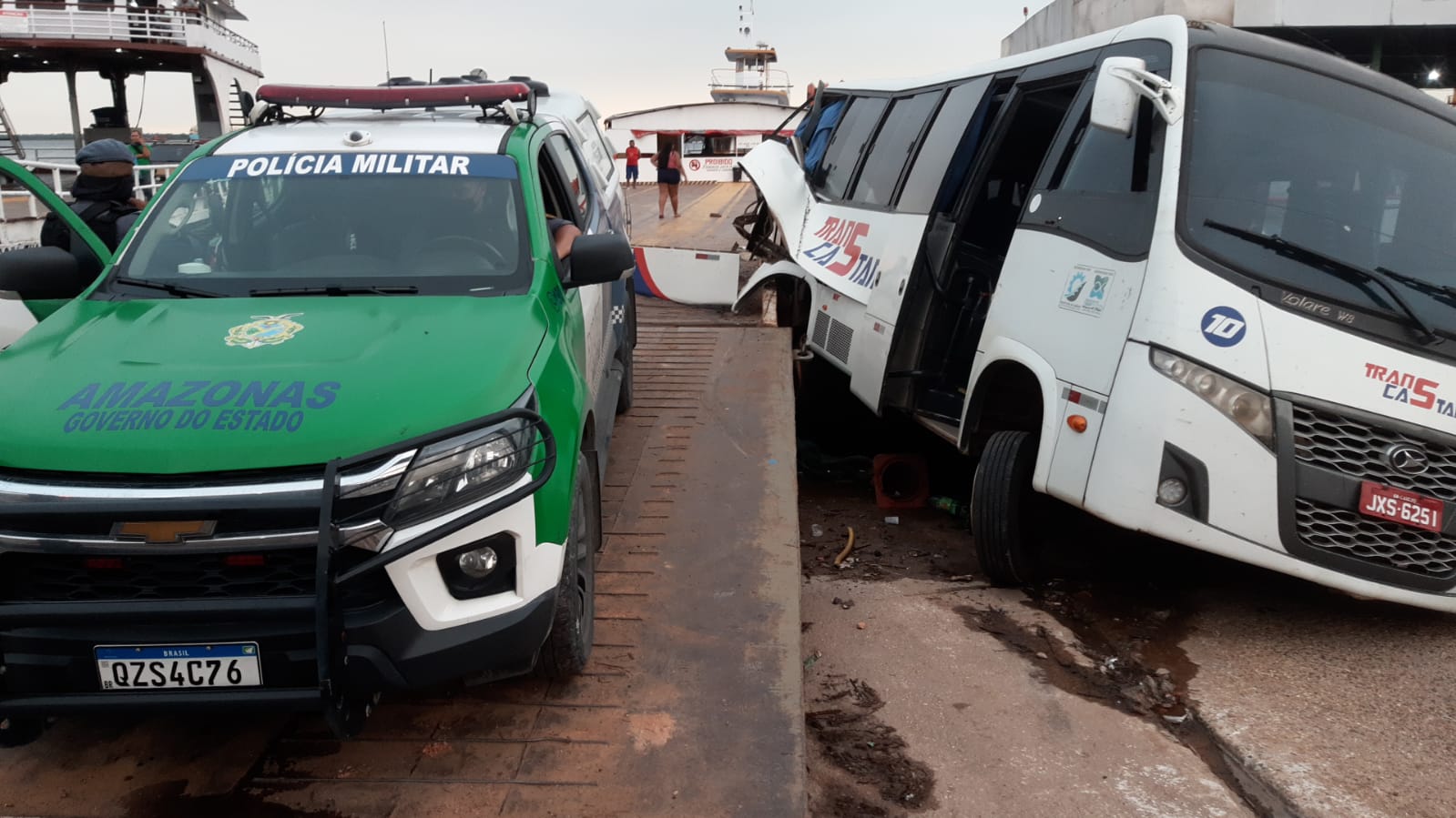Técnica de enfermagem fica ferida ao cair de micro-ônibus que perdeu controle na Ceasa