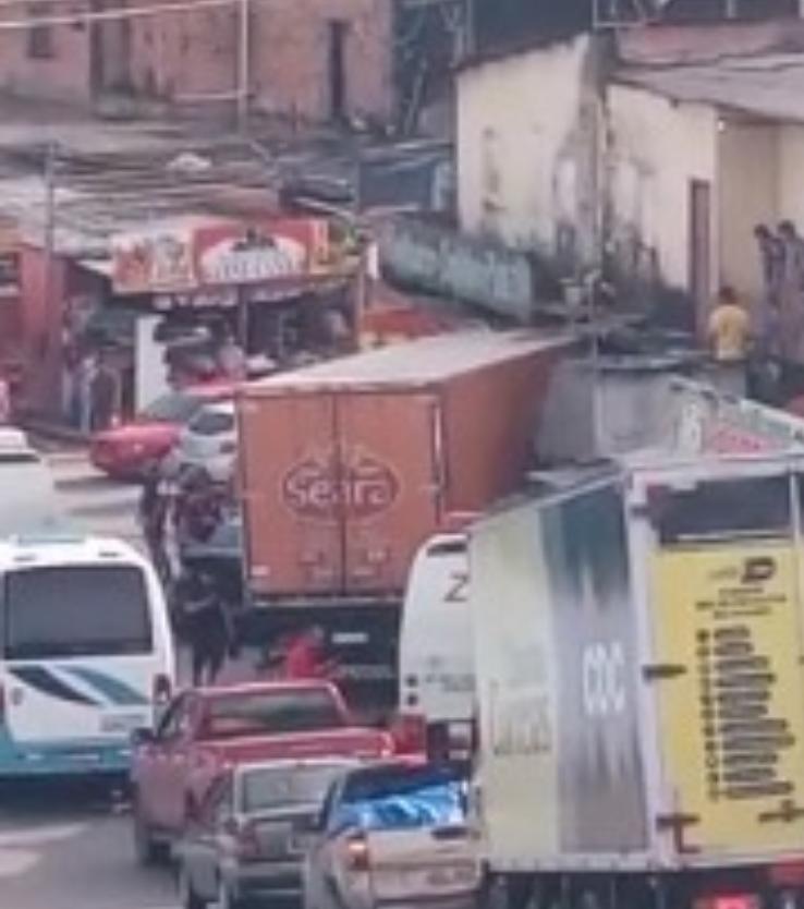 Caminhão desgovernado arrasta carro e invade casa em Manaus; Vídeo