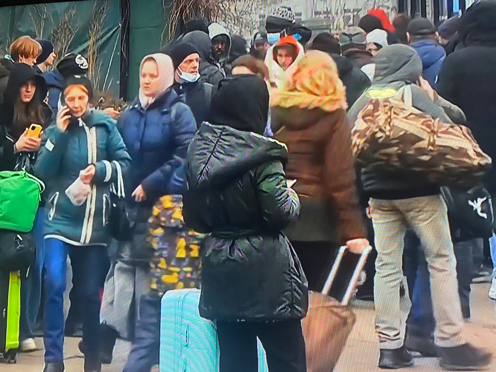 Após ataque russo, milhares de pessoas tentam deixar Kiev, capital da Ucrânia