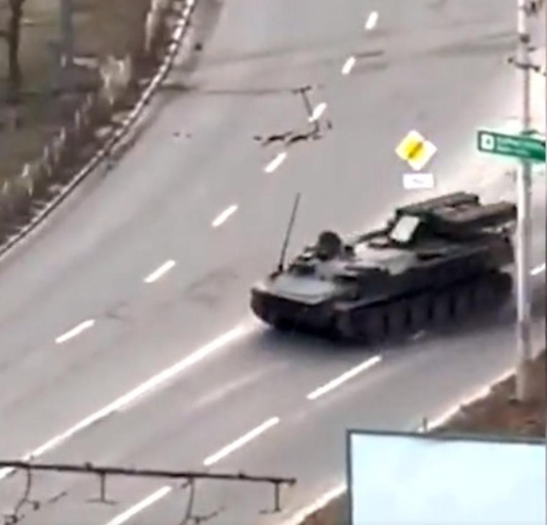 Tanque de guerra atropela carro com idoso dentro na Ucrânia; Vídeo