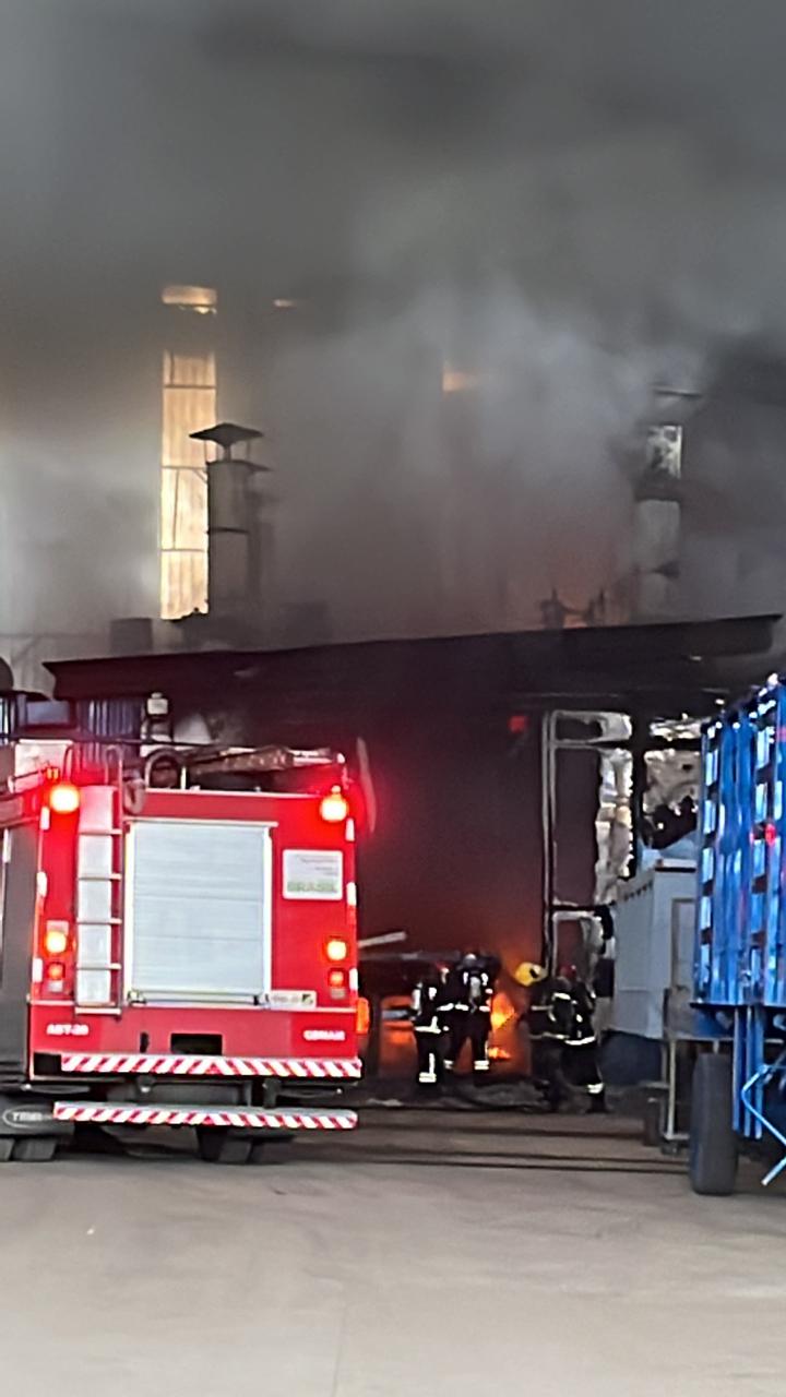 Vídeos: Incêndio atinge empresa Bertolini em Manaus; nuvem de fumaça assusta populares