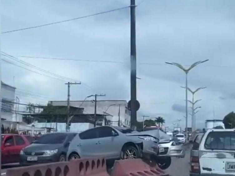 Carro fica engatado em 'dente de dragão' após acidente em Manaus; vídeo