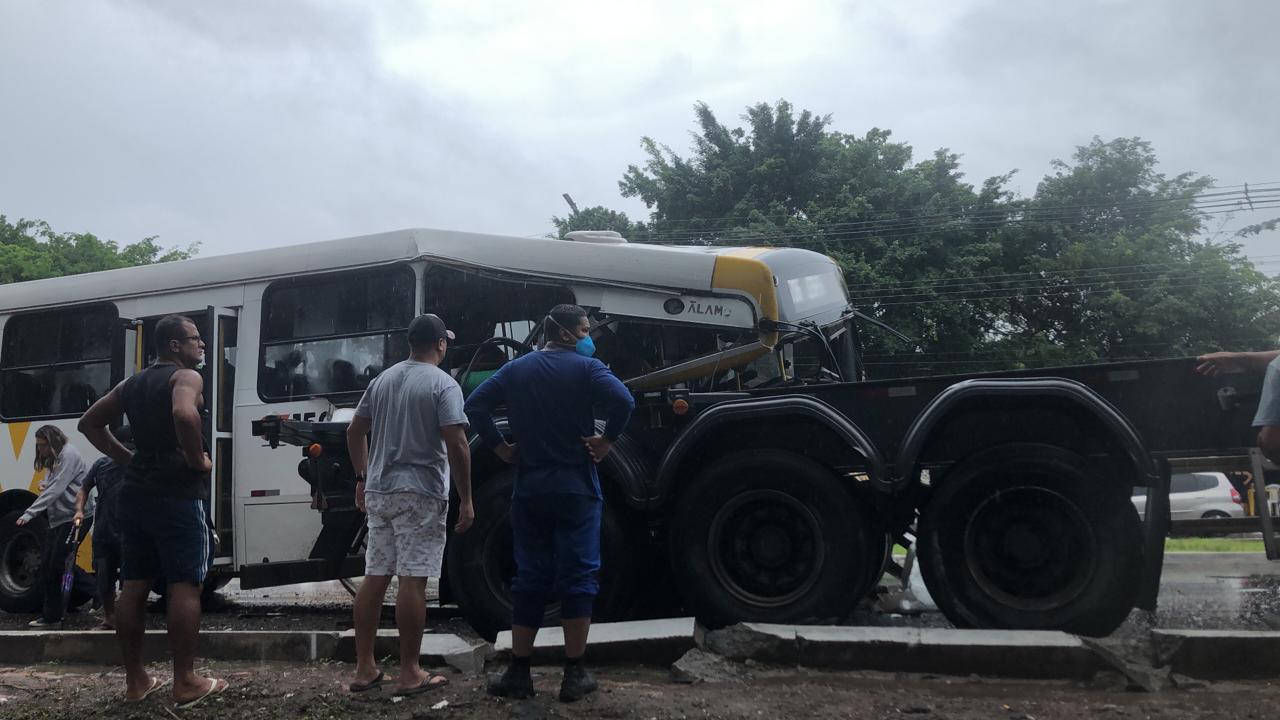 Ônibus é atravessado por carreta em grave acidente no Distrito em Manaus
