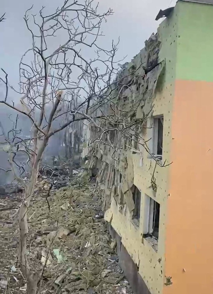 17 ficam feridos após tropas da Rússia bombardearem maternidade na Ucrânia, diz Zelensky