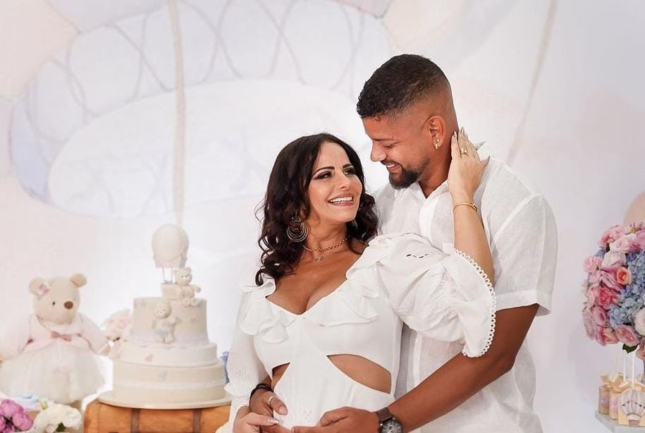 Viviane Araújo e marido divulgam sexo do 1º filho em chá revelação