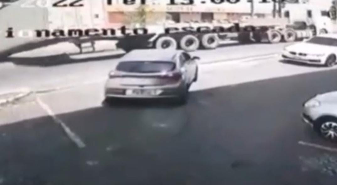 Motorista escapa de ter carro esmagado por contêiner tombado em Manaus; vídeo