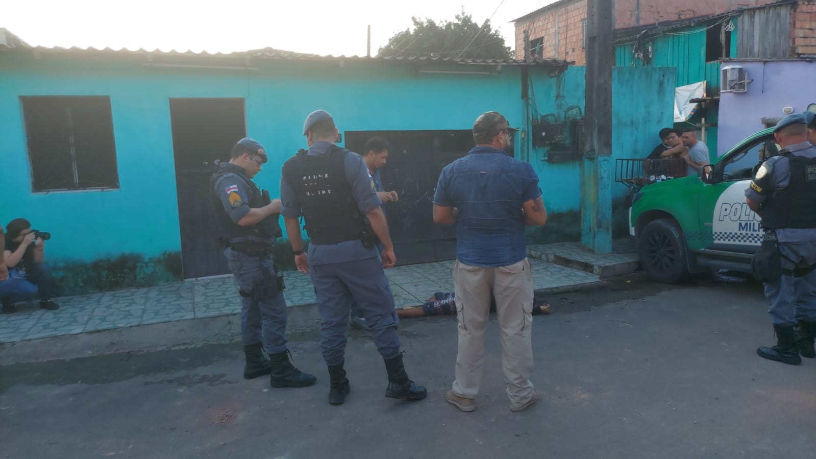 Massa encefálica fica exposta em rua após homem ter cabeça estourada em Manaus